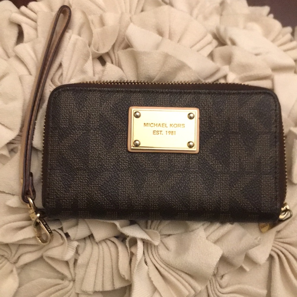 Michael Kors wallet great condition! Awesome brand